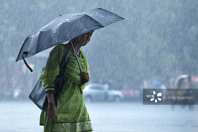 女人在雨中图片素材
