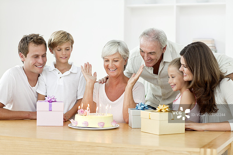 微笑的家庭庆祝生日图片素材