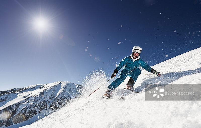 奥地利，萨尔茨堡，在山上滑雪的年轻人图片素材