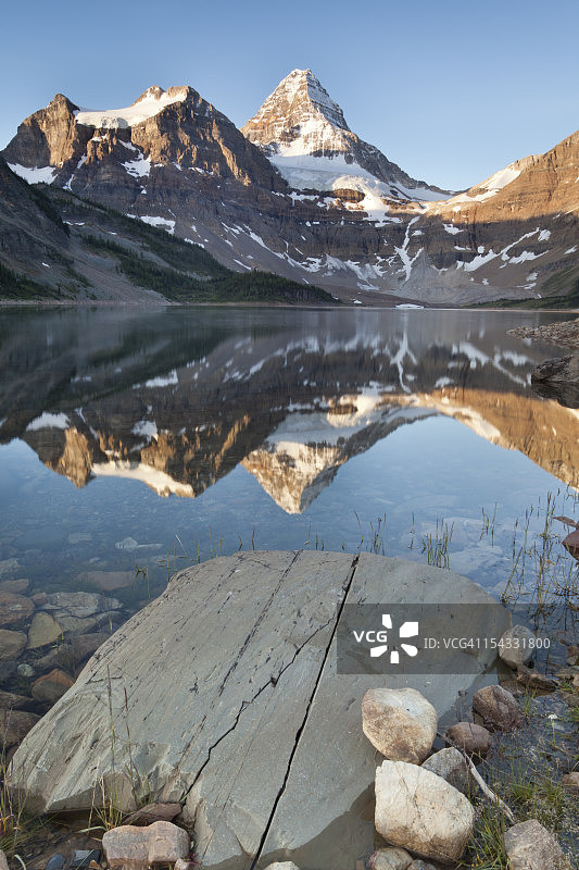 加拿大，阿西尼博因山省级公园，马戈克河和湖在日出图片素材