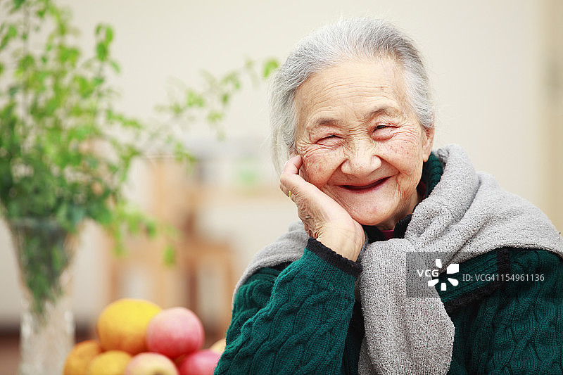 一位年长女性看着相机微笑的肖像图片素材