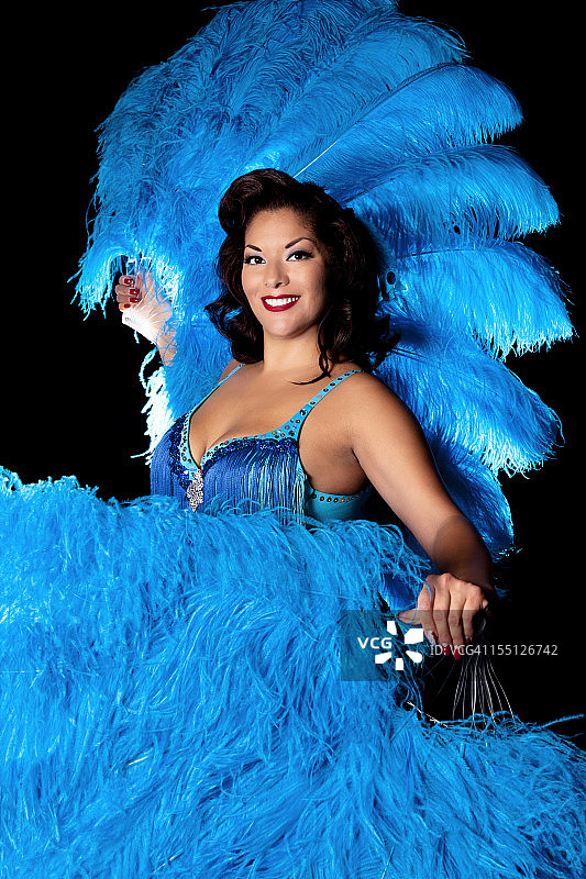 穿着蓝色羽毛的维加斯歌舞女郎图片素材