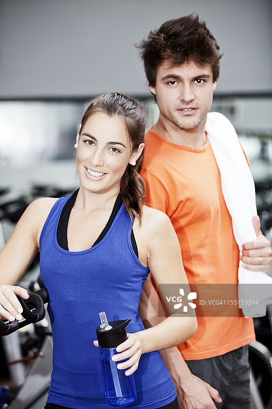 年轻的巴西男人和女人在健身房图片素材
