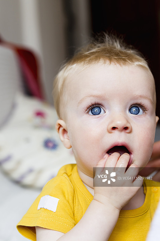 婴儿咀嚼手指的特写镜头图片素材