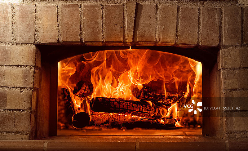 原木火在木烤箱为一个好披萨图片素材