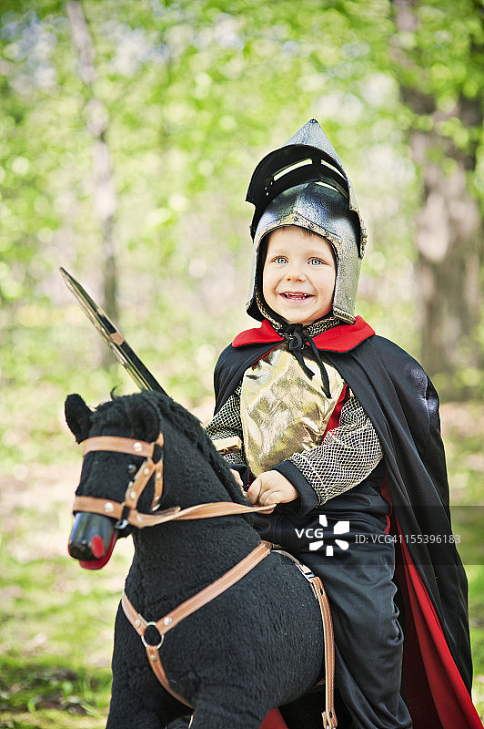 小骑士穿过树林图片素材