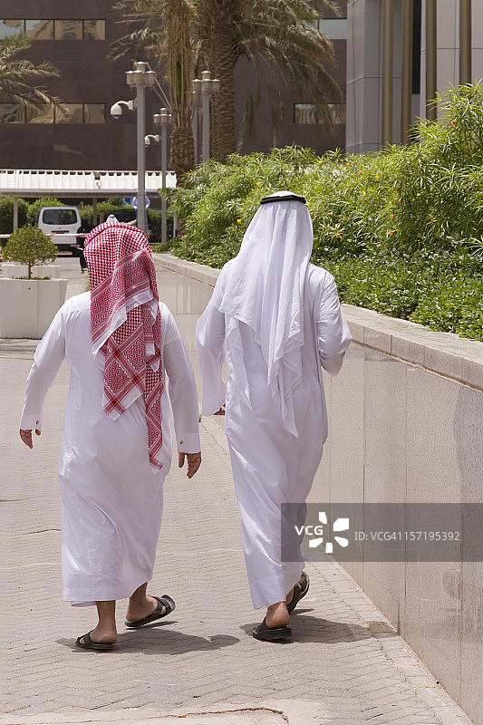 穿着宗教服装的阿拉伯人图片素材
