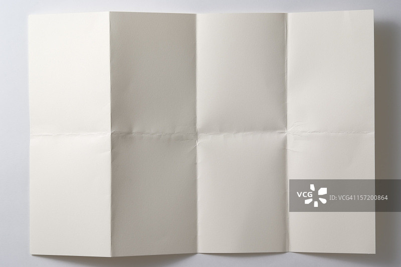 打开折叠的纸在白色的背景与阴影图片素材