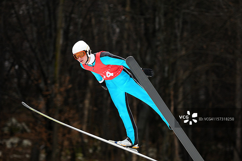 跳台滑雪飞图片素材