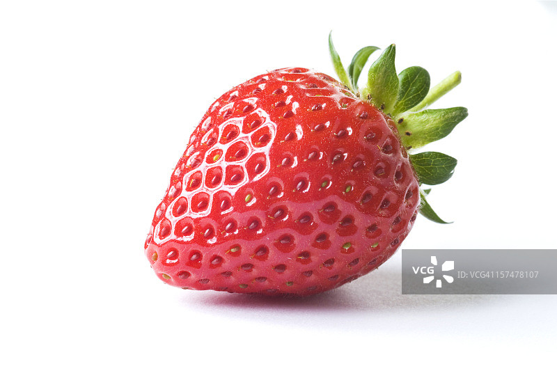 白色背景上的新鲜草莓图片素材