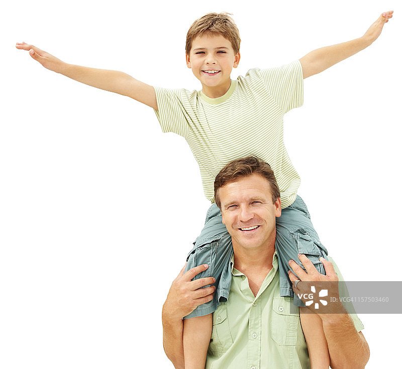 父亲把儿子扛在肩上图片素材