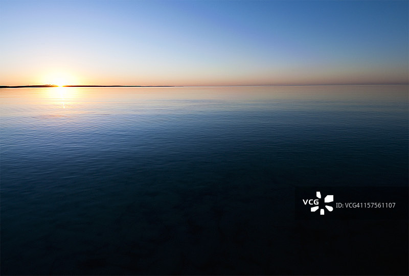 平静海面上的日落图片素材