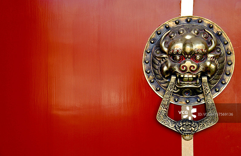 红色背景上的亚洲狮门门环图片素材