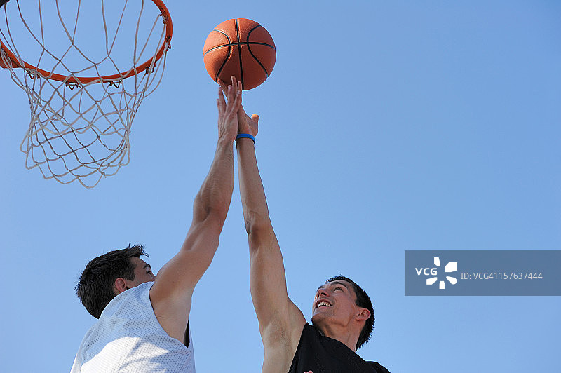 篮球运动在半空中图片素材