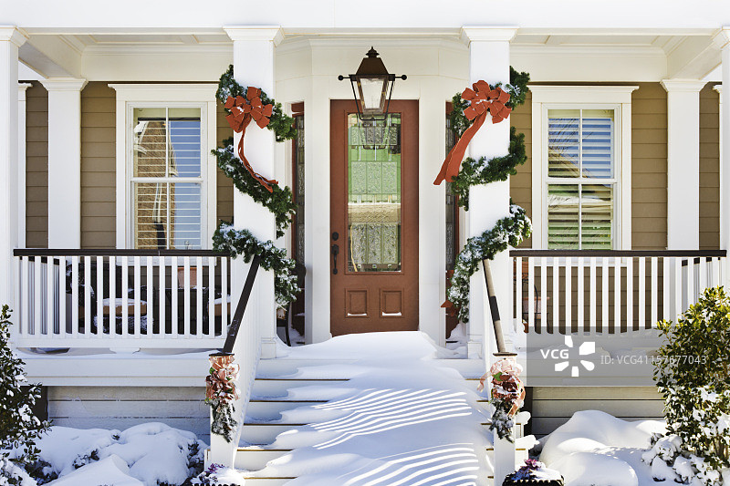 诱人的圣诞大门，门廊楼梯上洒满雪花图片素材