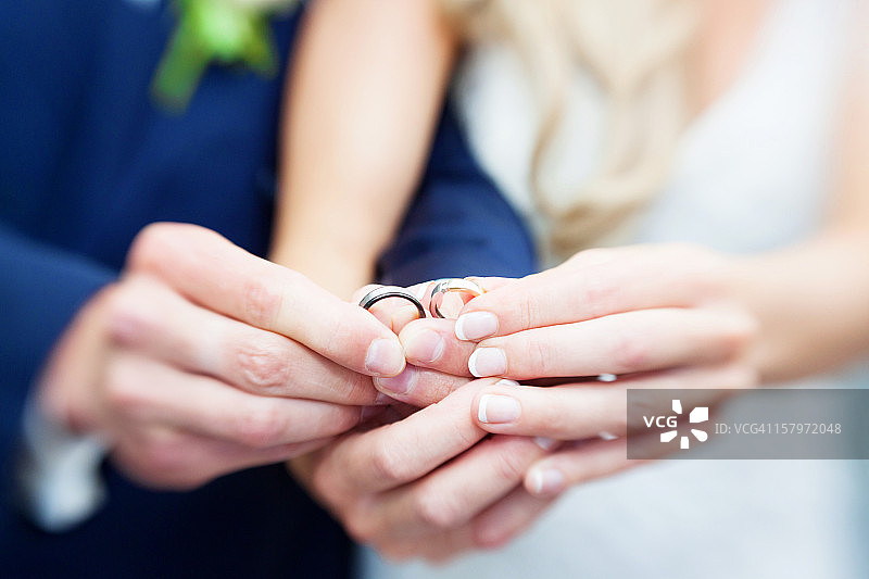 新婚夫妇的手戴着戒指图片素材