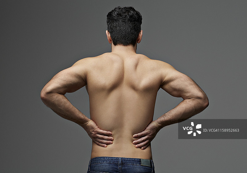 男人腰痛(后视图)图片素材