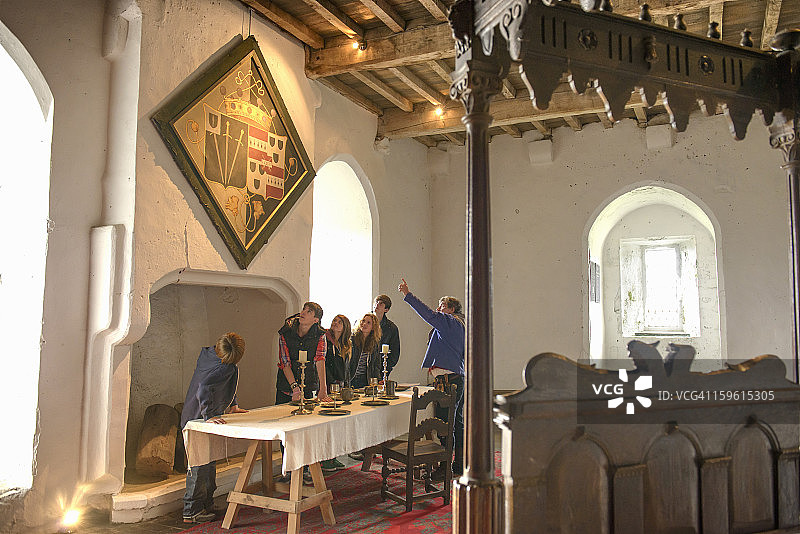 历史系学生和老师，博尔顿城堡，14世纪一级保护建筑，列入历史古迹图片素材
