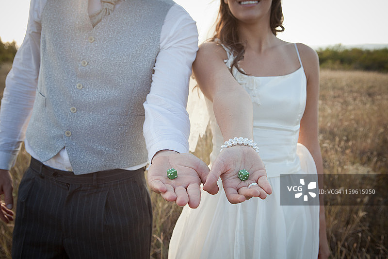 新婚夫妇拿着绿色骰子图片素材