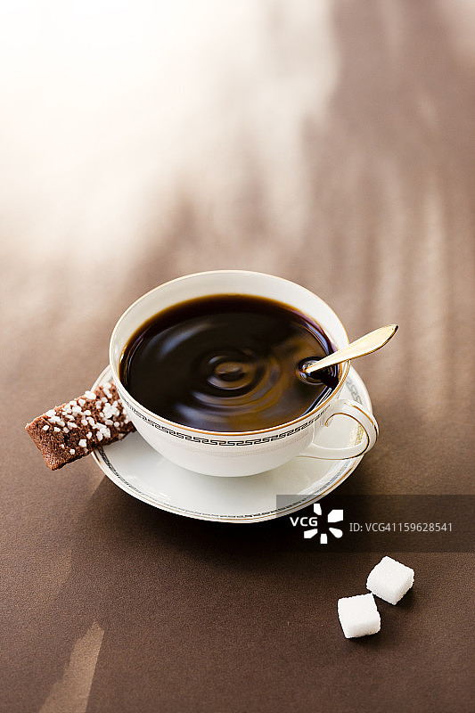 高角度的黑咖啡与咖啡饼干图片素材