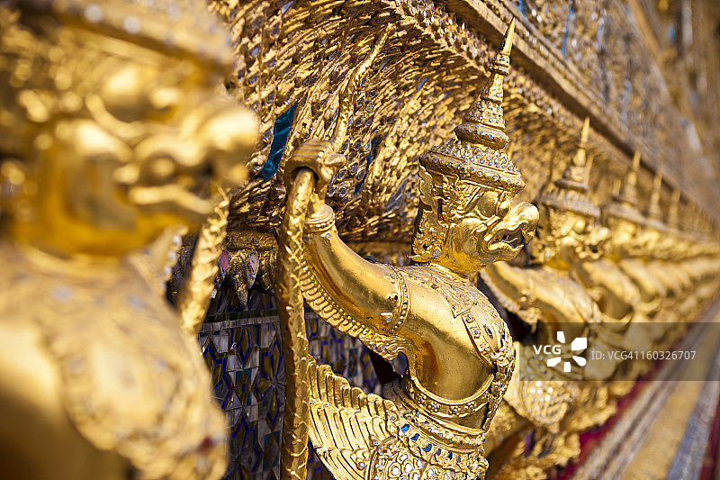 近距离观察泰国曼谷的揭路荼雕像图片素材
