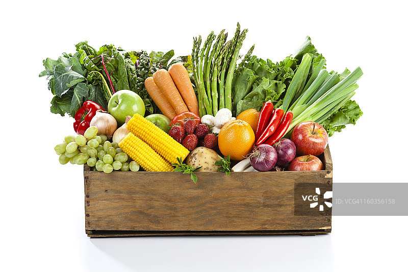 水果和蔬菜在木箱白色背景图片素材