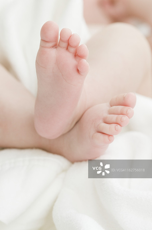 宝宝的脚放在白毛巾上图片素材