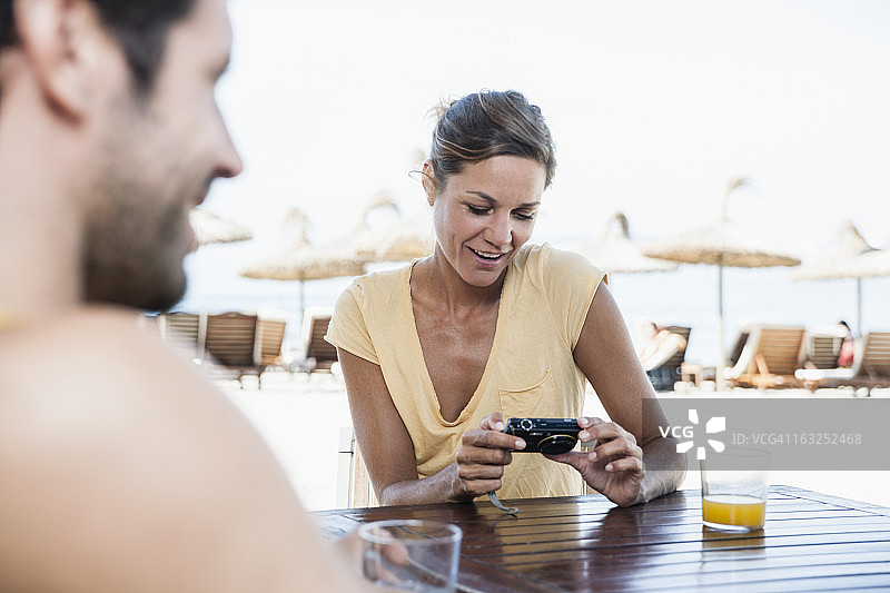 西班牙，中年夫妇在海滩咖啡馆图片素材