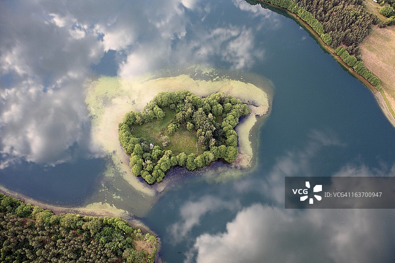 一个岛屿的航拍照片。Gwiazdy湖图片素材