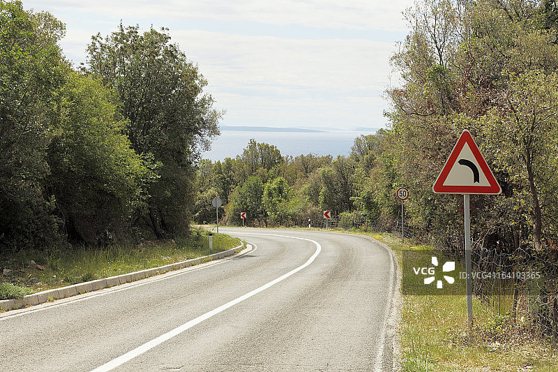 克罗地亚通往地中海的乡村公路弯道标志图片素材