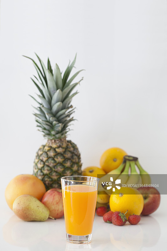 一杯橙汁和水果成分的背景图片素材