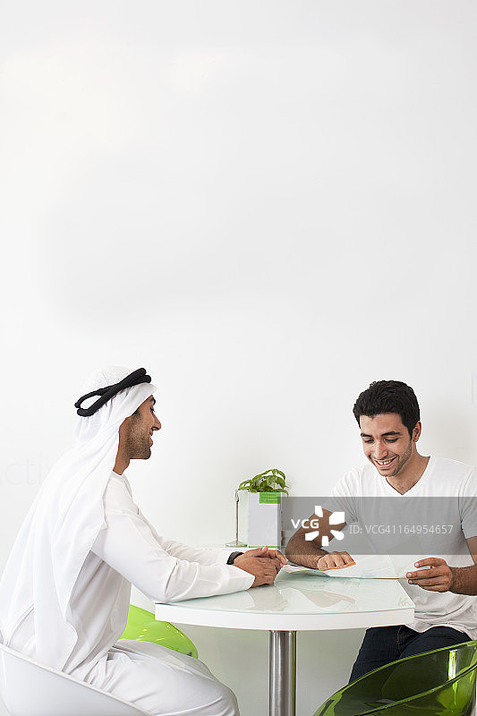 两个阿拉伯人在健康餐厅见面图片素材