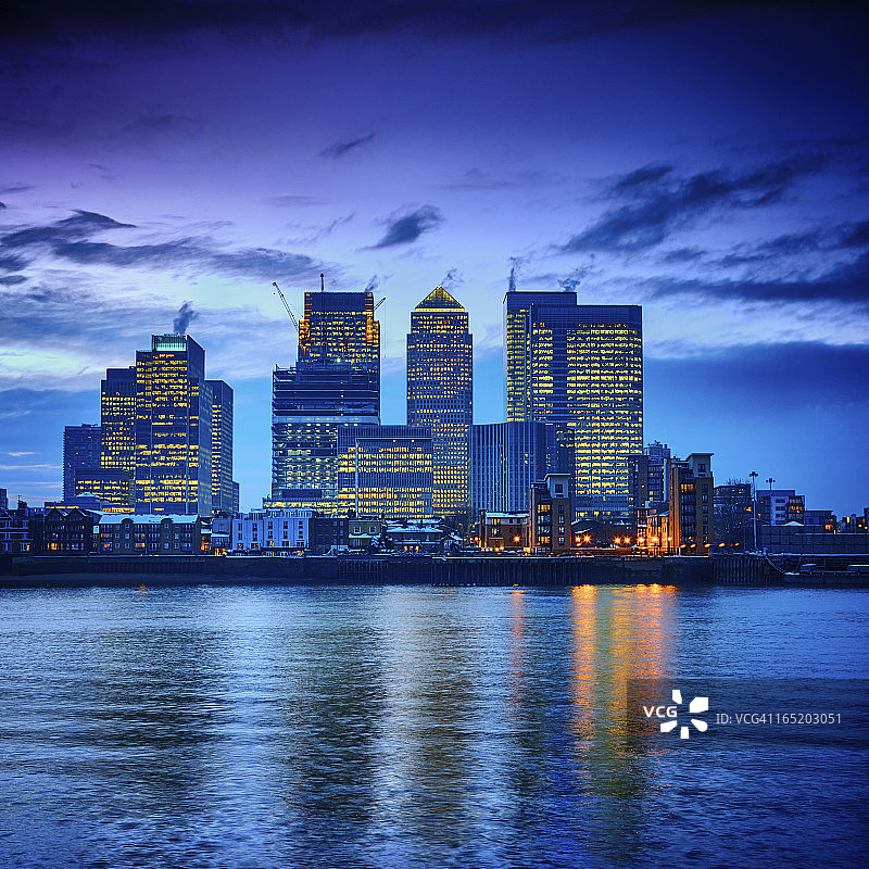 黄昏时分，伦敦金丝雀码头金融中心图片素材