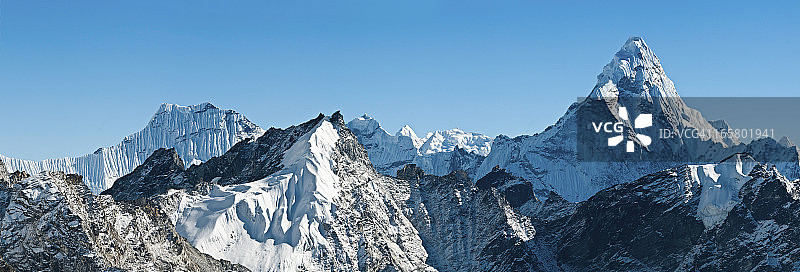阿玛达布拉姆雪峰尖顶喜马拉雅山全景图片素材