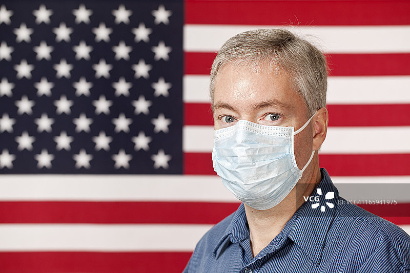 戴着医用口罩的美国人图片素材