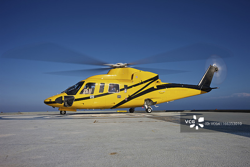 一架西科斯基S-76多用途直升机准备从一个石油钻井平台起飞。图片素材