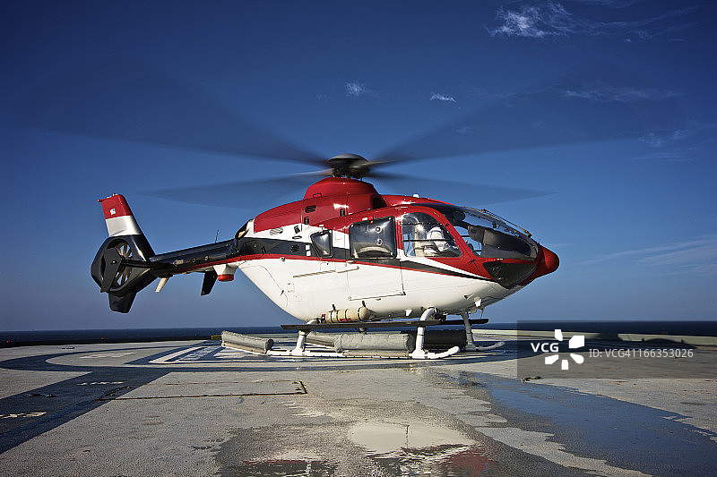 欧洲直升机公司EC135多用途直升机在墨西哥湾的一个石油钻井平台的直升机停机坪上。图片素材