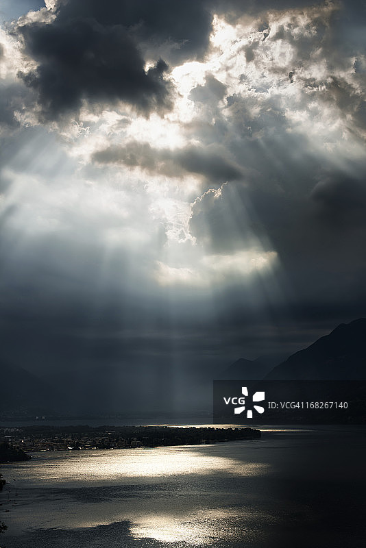瑞士马焦雷湖(Lago Maggiore)的壮观天空和阳光图片素材