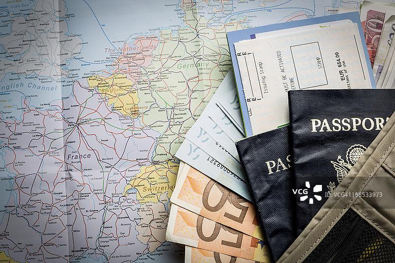 欧洲货币，护照，火车票和地图图片素材