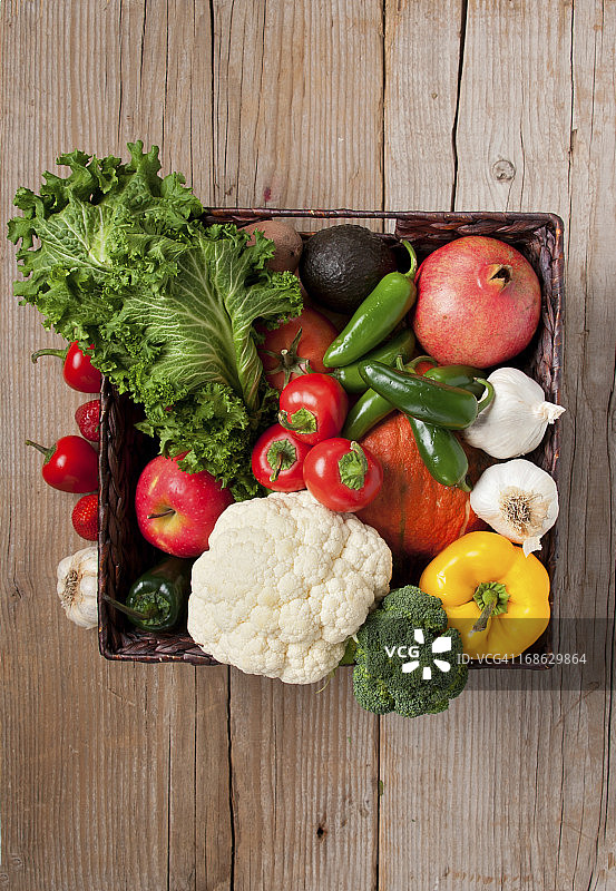 杂货，有机蔬菜和水果在篮子图片素材