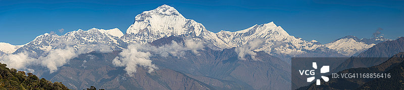 喜马拉雅山的山峰全景，田园诗般的荒野道拉吉里8167米图片素材
