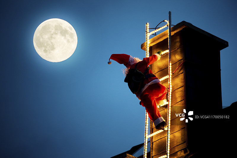 圣诞老人爬上烟囱图片素材