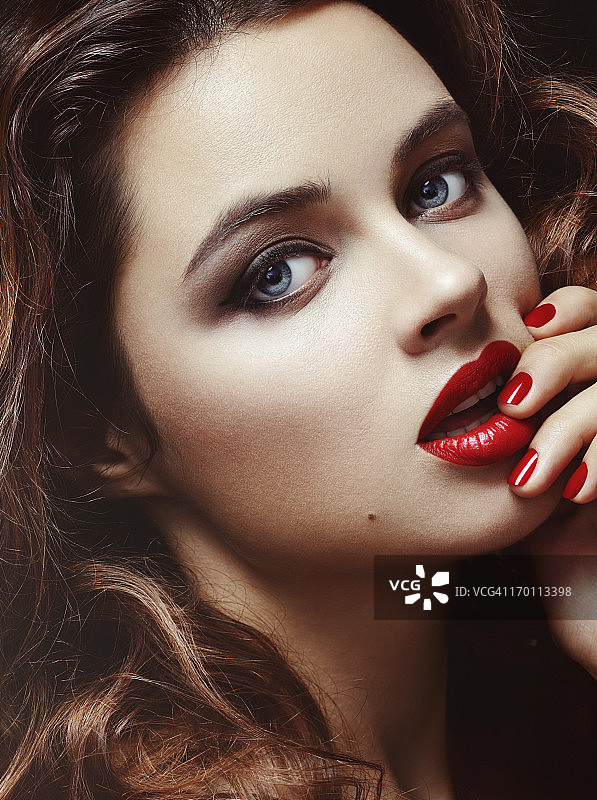 红唇红指甲的漂亮女人图片素材