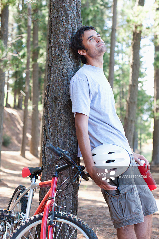 骑自行车的人在森林里放松图片素材