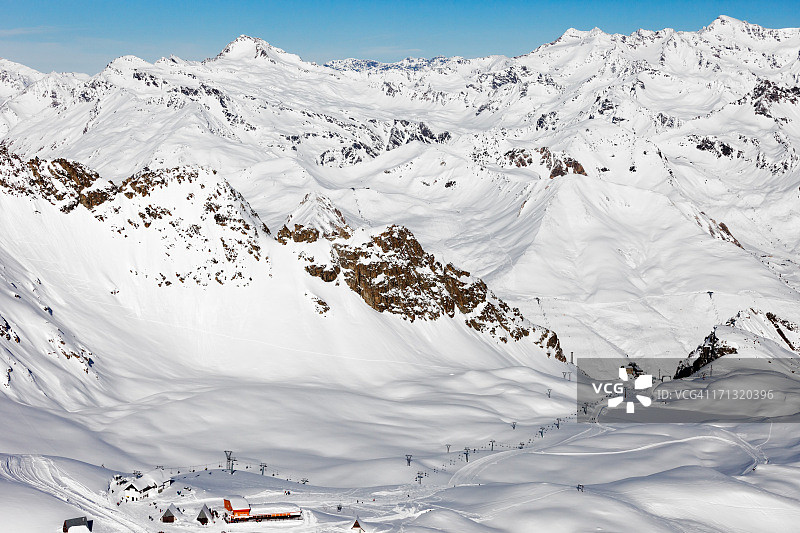 阿尔卑斯山顶刚下过雪图片素材