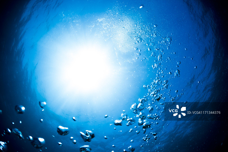 水下气泡美丽变蓝背景与阳光图片素材
