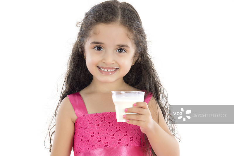 小女孩正在喝牛奶图片素材