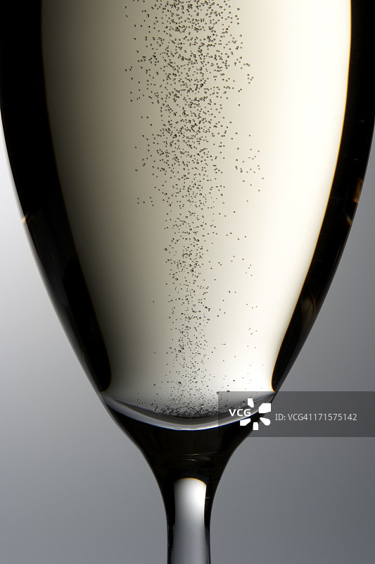 特写的香槟玻璃轮廓与泡沫图片素材