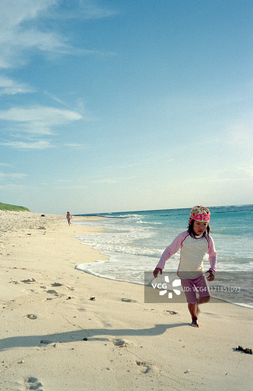 女孩在海滩上跑步图片素材