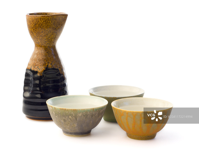 日本沙基杯和陶瓷瓶饮用米酒图片素材